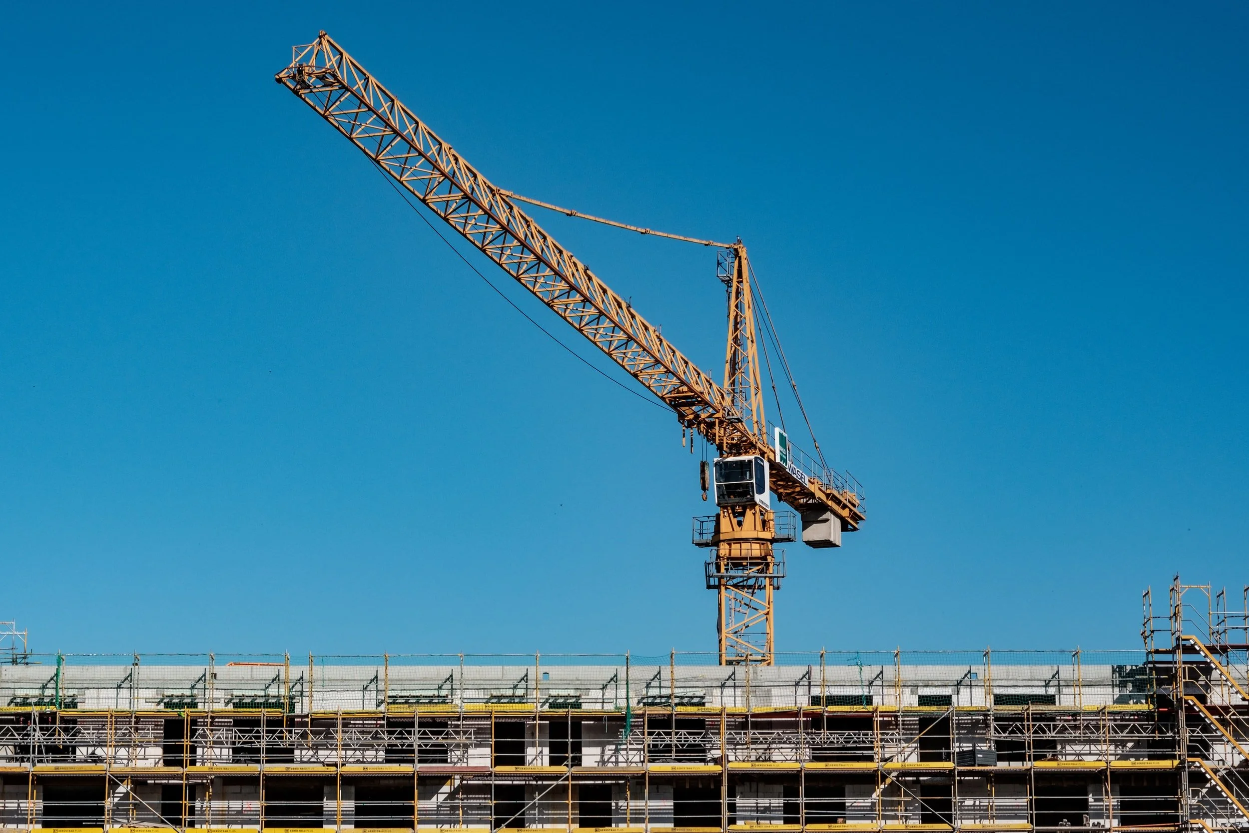 Choosing the Right Crane Hire Service for a Construction Company