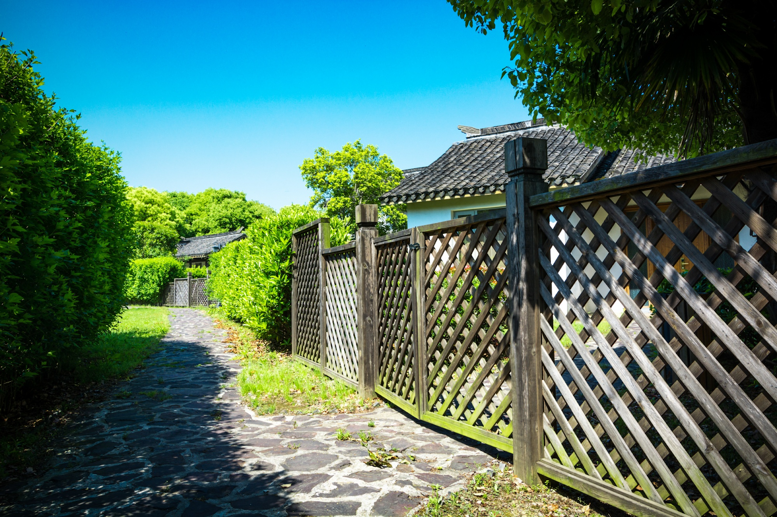 Things to Consider When Installing a Vinyl Fence 